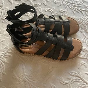 BORN sz 7 Strappy Sandals
